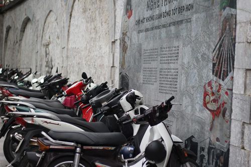 Phố bích họa Phùng Hưng 'biến tướng' thành bãi trông xe?