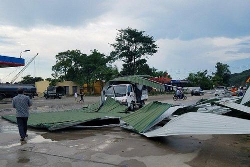 Lốc xoáy tốc mái tôn, bay xa 20m, trùm kín xe tải đang chạy