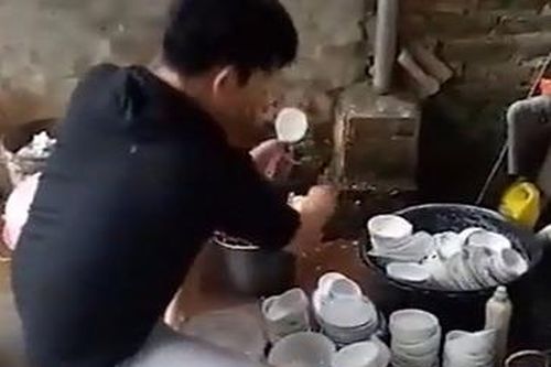 Chàng trai rửa bát trong lần đầu ra mắt nhà bạn gái