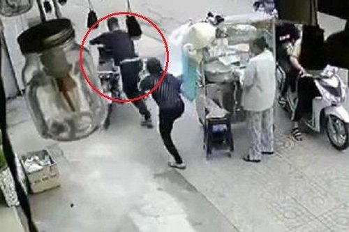 Clip: Trộm bẻ khóa 'nhảy' xe máy nhanh như chớp, dân không kịp trở tay
