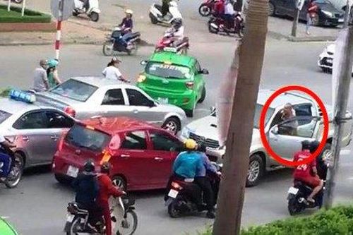 Nghệ An: Khởi tố tài xế lùi xe trên đường ngược chiều cán chết bà lão đi xe đạp