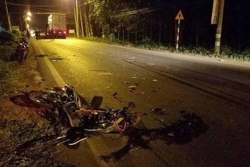 Xe máy tông nhau trong đêm, 5 người thương vong