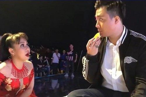 Trấn Thành bị Việt Hương mắng té tát vì giành đồ ăn với Hoài Linh