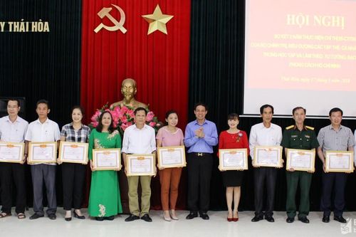 Thái Hòa biểu dương 12 tập thể, 17 cá nhân điển hình trong thực hiện Chỉ thị 05