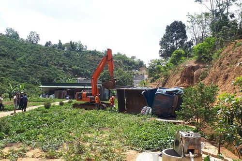 Lâm Đồng: Xe tải lao xuống vực sâu 40 mét, tài xế bị thương nặng