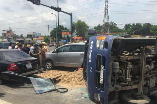 Xe tải tông thẳng vào 2 xe con, lật nhào giữa Sài Gòn