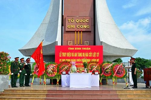 Truy điệu và an táng hài cốt liệt sĩ ở Bình Thuận