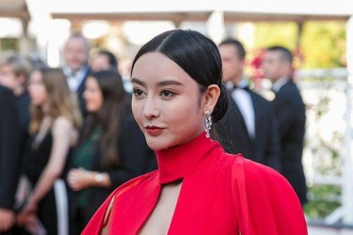 Thảm đỏ Cannes xuất hiện 'Phạm Băng Băng hàng nhái' hở ngực, kém duyên