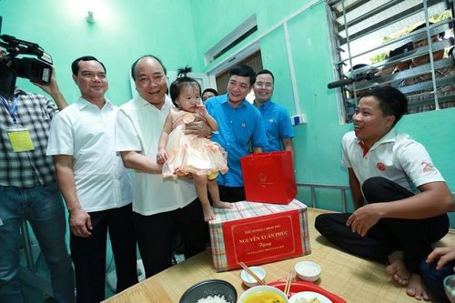 Thủ tướng thăm khu nhà trọ của công nhân ở Hà Nam