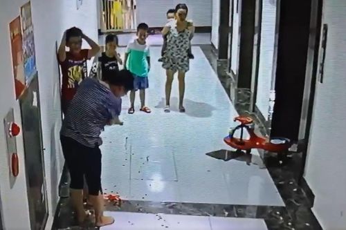 Chơi đùa gần cửa thang máy, trẻ em bị gạch ốp trần rơi trúng đầu