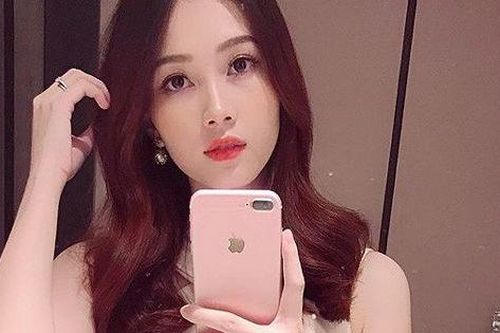 Hoa hậu Đặng Thu Thảo gây sốt với nhan sắc tươi tắn sau 2 tháng sinh con