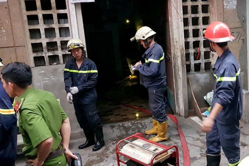 Cứu 2 nạn nhân trong đám cháy chung cư ở Sài Gòn