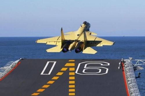 Tiêm kích J-15 Trung Quốc lần đầu cất cánh trong đêm từ tàu sân bay Liêu Ninh
