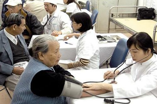 Còn 'lỗ hổng' lớn trong chăm sóc sức khỏe người cao tuổi