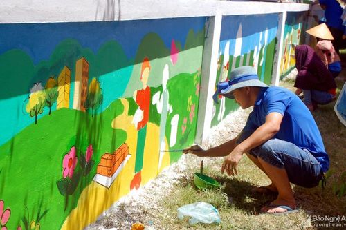 Thanh niên vẽ tranh tường và làm đồ chơi tặng trẻ em nghèo