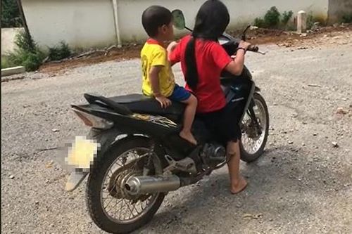 Hãi hùng cảnh bé gái 10 tuổi tự cầm lái xe máy đèo em đầy mạo hiểm