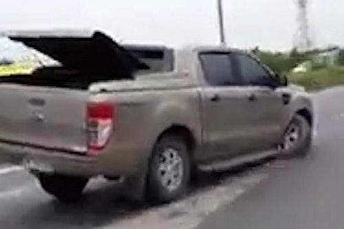 Ford Ranger gãy bánh vẫn phóng nhanh trên cao tốc