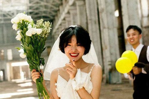 'Hãy yêu và cưới một chàng trai khiến bạn cười như thế': Bộ ảnh cưới cô dâu cười tít mắt khiến MXH chao đảo