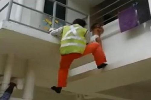 'Người nhện' tay không leo 4 tầng nhà cứu em bé lơ lửng ngoài ban công