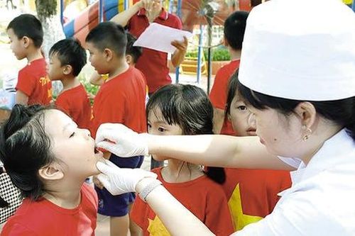Ngày hè, trẻ biếng ăn do sai lầm của cha mẹ