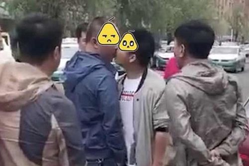 Người đàn ông cưỡng hôn đối phương khi đang cãi nhau