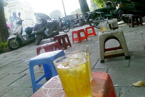 Trà đá vỉa hè: 'Nét văn hóa' hay nhếch nhác, bệ rạc cần loại bỏ?