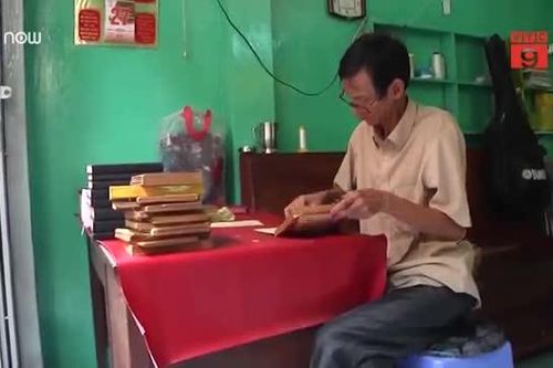 Người đàn ông 40 năm 'chữa bệnh' cho sách