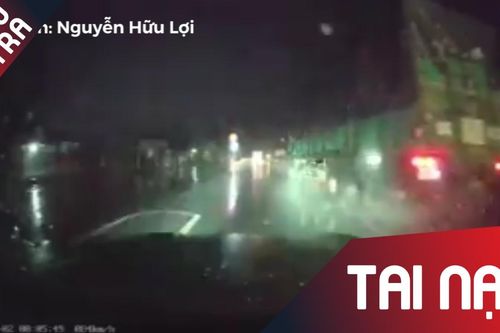 Bị xe tải ép, ôtô thoát chết khi chuyển qua bên kia làn đường