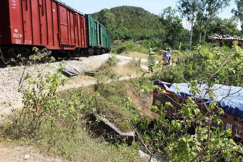 Tàu hỏa tông xe tải văng xuống ruộng
