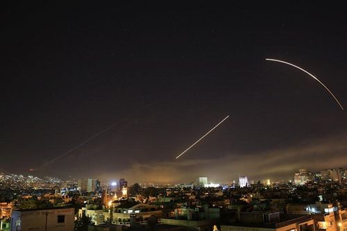 Liên quân Mỹ dẫn đầu không kích Syria, gia đình 8 người thiệt mạng