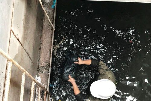 Nhiều 'dị vật khủng' dưới cống thoát nước ở rốn ngập Sài Gòn