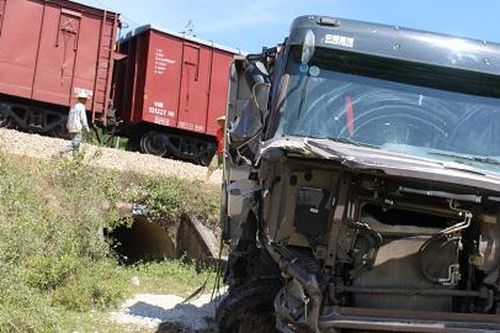 Tàu đâm văng xe tải trượt khỏi đường ray, đường sắt tê liệt