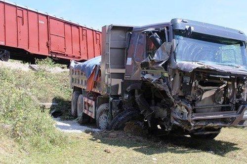 Băng qua đường ngang dân sinh, xe tải bị tàu hỏa húc văng xuống ruộng
