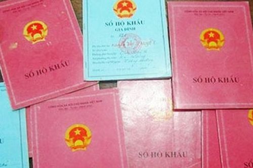 Phát hiện người cất giữ trên 200 sổ hộ khẩu, CMND, giấy tờ tùy thân... của người khác