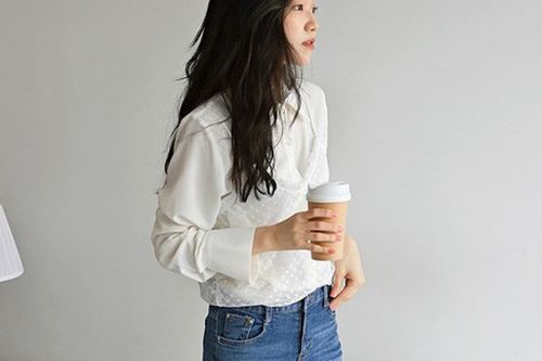 Váy/áo hai dây – những items chống chỉ định mặc đến nơi công sở nay đã có cách diện sao cho chỉn chu và thanh lịch