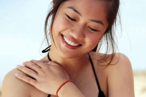Mẹ chồng 'xúi' con dâu mặc sang chảnh, sexy như minh tinh