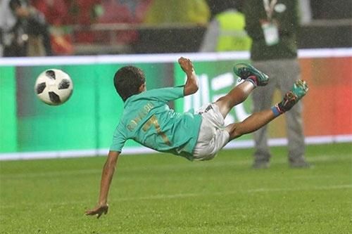 Ronaldo giúp con trai thể hiện kỹ năng chơi bóng tuyệt vời