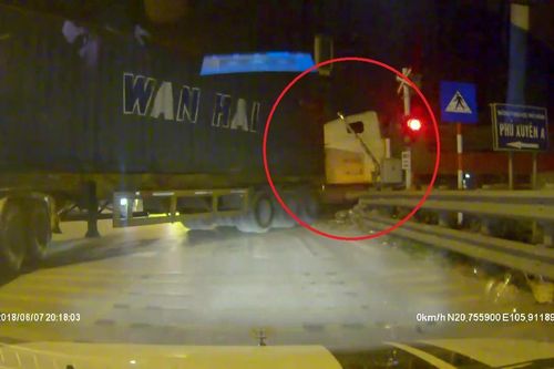 Clip: Barie đang hạ, 2 container vẫn cố chấp băng qua đường ray, thách thức 'tử thần'