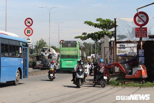 Giỡn mặt tử thần, dân 'đua nhau' chạy xe ngược chiều trên quốc lộ