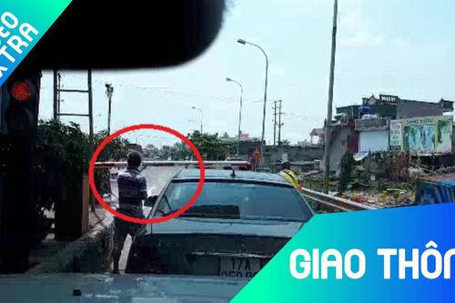 Tài xế không mua vé, tự đẩy barie để qua trạm thu phí ở Thái Bình