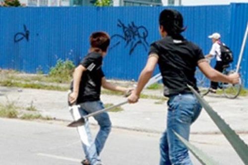 Truy tìm đối tượng chém trọng thương 2 bố con vì thiếu nợ 15 triệu đồng