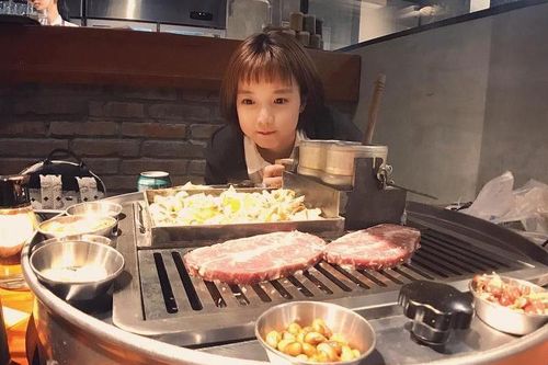 Vẻ ngoài dễ thương của 'cô bé mèo con' đốn tim dân mạng
