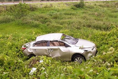 Phát hiện ôtô biến dạng dưới mương, lái xe biến mất