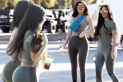 Kim Kardashian và em út Kylie Jenner mặc bó sát lộ 'siêu vòng 3'