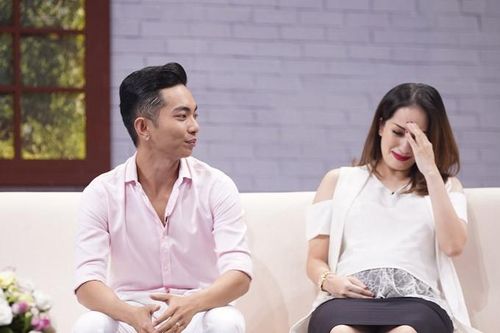 Khánh Thi bật khóc kể chuyện tình 'chông gai' với chồng kém 12 tuổi