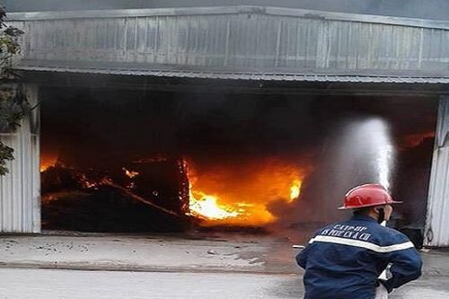 Hải Phòng: Lửa ngùn ngụt thiêu rụi 3 kho hàng tại huyện An Dương