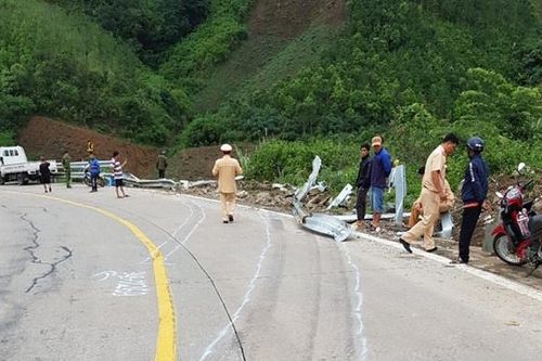 Nhân chứng kể thời điểm xe khách lao xuống vực sâu 40 m