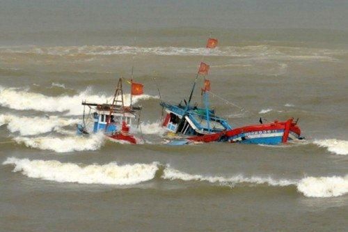 Cà Mau: Hai tàu cá bị sóng đánh chìm, một ngư dân mất tích