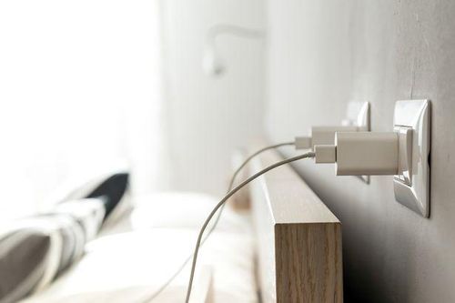 Tác hại của việc vừa ngủ vừa sạc điện thoại