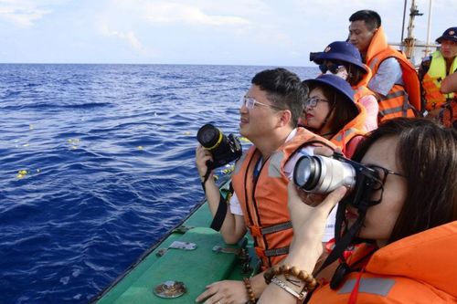Nữ phóng viên tác nghiệp ở Trường Sa